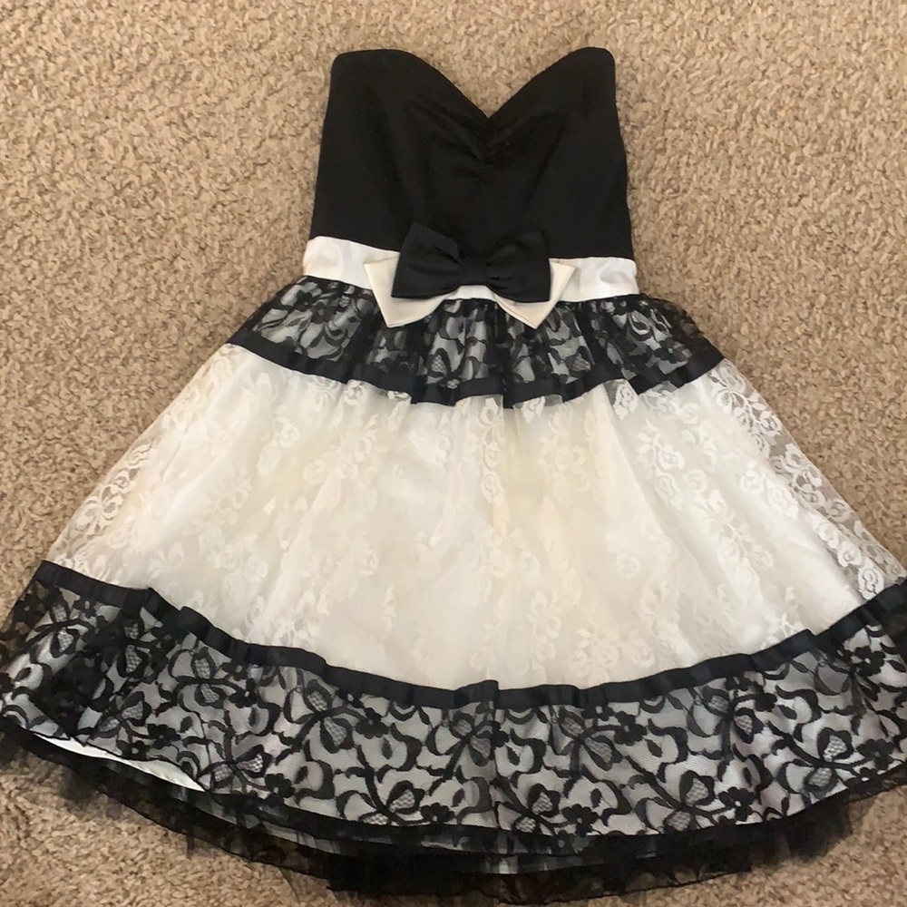 Black and shite lace strapless dress